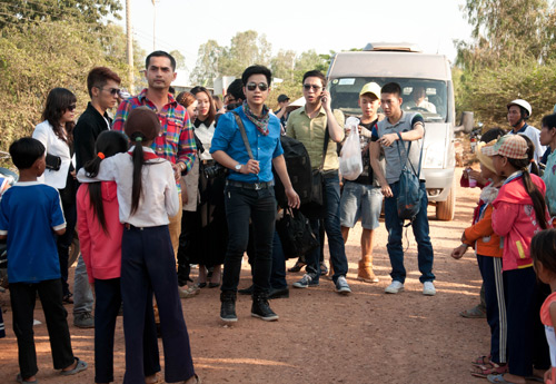 Nghệ sĩ Việt về biên giới làm từ thiện - 15