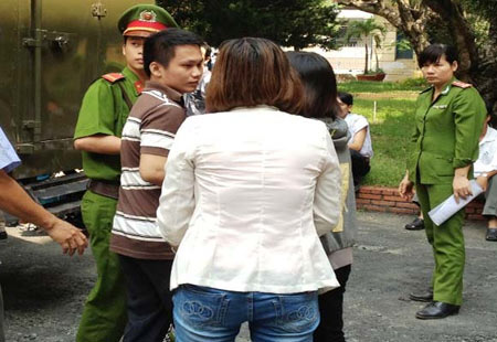 Bênh vợ, 2 anh em chém gãy cổ anh đồng hao - 2