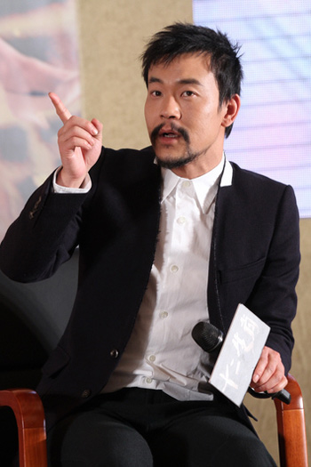 Thành Long đấu võ với bạn trai Tử Di - 11