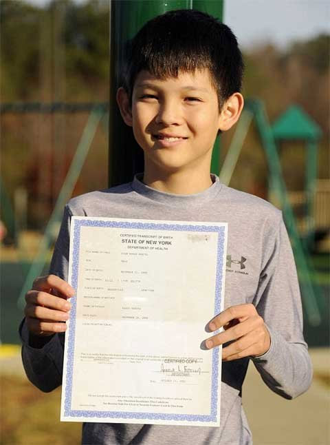 Cậu bé tròn 12 tuổi vào 12h12 ngày 12/12/2012 - 2