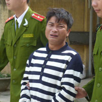 Pháp luật - Video: "Yêu râu xanh" khóc lóc cầu xin