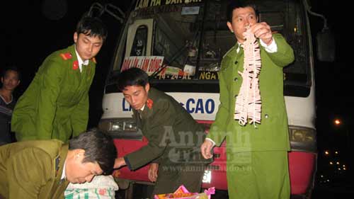 "Mổ bụng" xe khách chở pháo "đè" người - 10