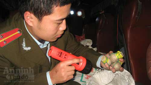 "Mổ bụng" xe khách chở pháo "đè" người - 4