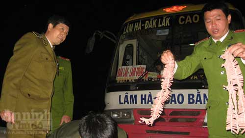 "Mổ bụng" xe khách chở pháo "đè" người - 6