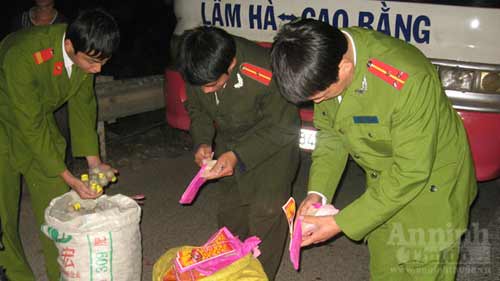 "Mổ bụng" xe khách chở pháo "đè" người - 8