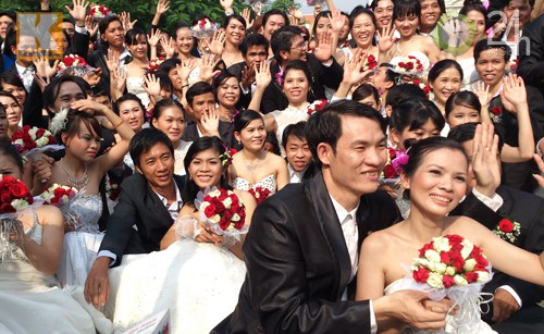 120 cặp đôi rạng ngời trong lễ cưới tập thể - 11