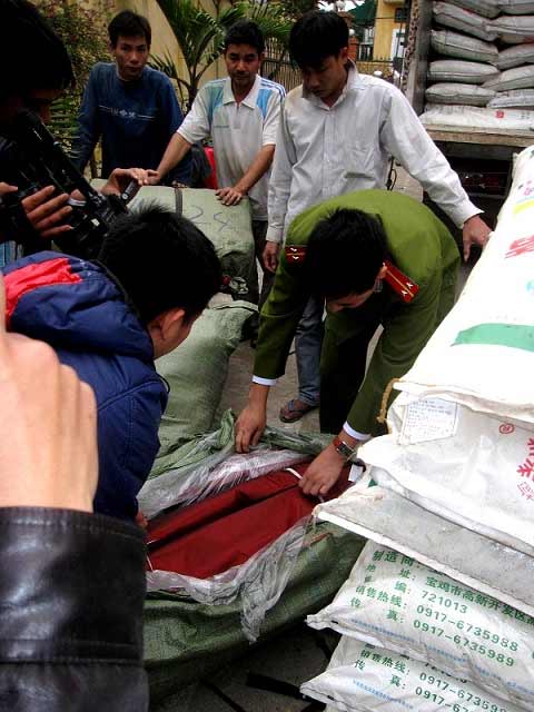 Bắt 12 tấn mì chính TQ lậu tuồn vào VN - 3