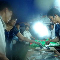 Thị trường - Tiêu dùng - Bát nháo phiên chợ công nhân... “chui”