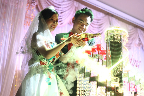 Huyền Trang khoe váy cưới được tặng - 4