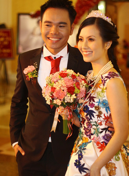 Huyền Trang khoe váy cưới được tặng - 6