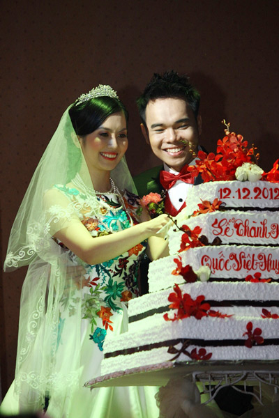 Huyền Trang khoe váy cưới được tặng - 5