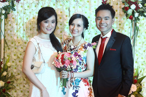 Huyền Trang khoe váy cưới được tặng - 8