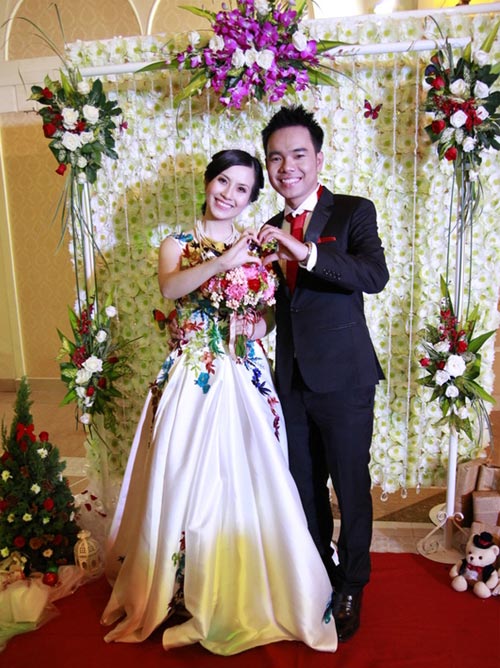 Huyền Trang khoe váy cưới được tặng - 11