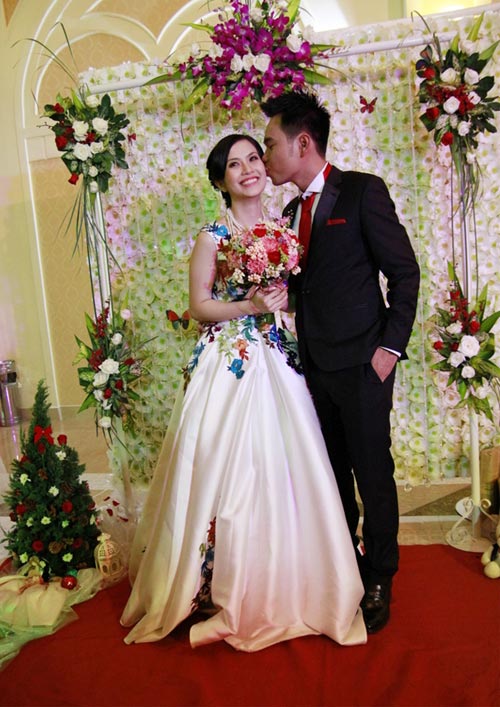 Huyền Trang khoe váy cưới được tặng - 9