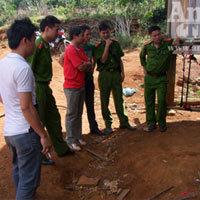 Pháp luật - Bé gái 10 tuổi chết quỳ gối tại nhà hàng xóm