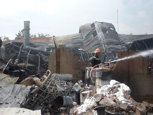 Xưởng hóa chất phát nổ, cháy ngùn ngụt - 2