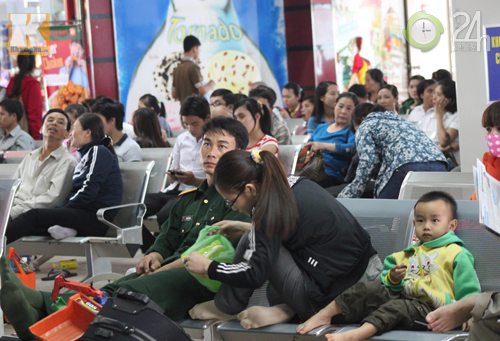 Vé tàu Tết: Ga nhường "đất" cho cò? - 12