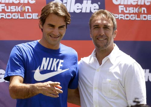 Federer chơi bóng cùng Batistuta - 1