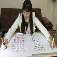 Phi thường - kỳ quặc - Viết 2 tay 2 thứ tiếng cùng lúc