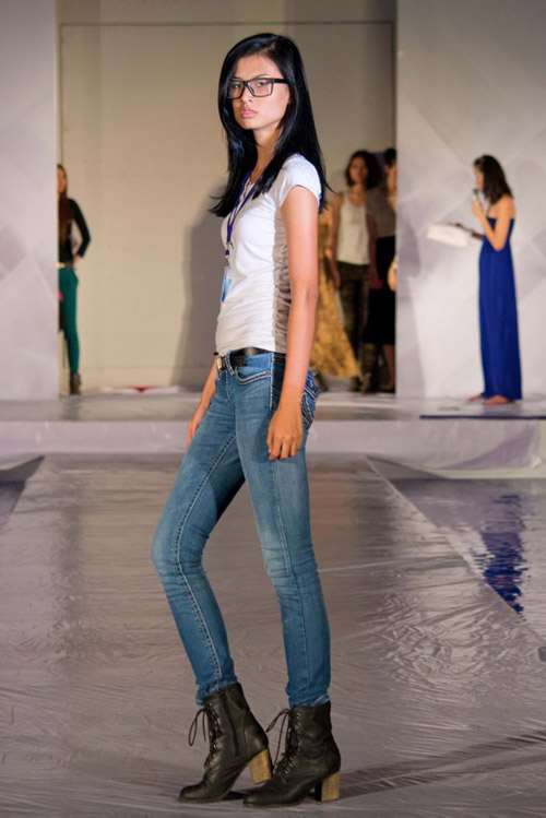 Nhã Trúc nhợt nhạt đi tổng duyệt catwalk - 4