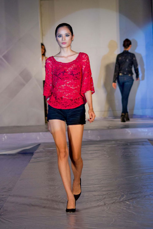 Nhã Trúc nhợt nhạt đi tổng duyệt catwalk - 7