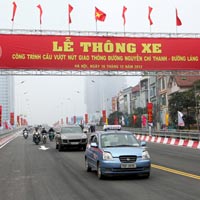 Tin tức trong ngày - Thông xe cầu vượt thép lớn nhất Hà Nội