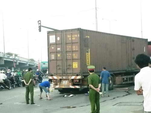 Thoát chết hy hữu khi bị cuốn vào container - 3