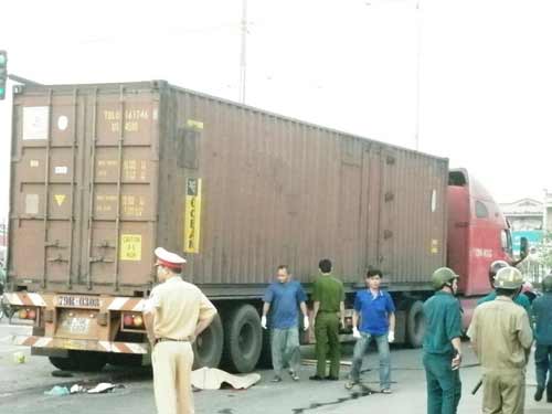 Thoát chết hy hữu khi bị cuốn vào container - 4