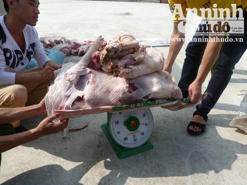 Tài xế đánh nhau, xe lòi ra 600kg thịt "bẩn" - 8