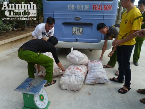 Tài xế đánh nhau, xe lòi ra 600kg thịt "bẩn" - 9