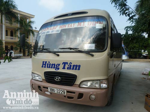 Tài xế đánh nhau, xe lòi ra 600kg thịt "bẩn" - 2