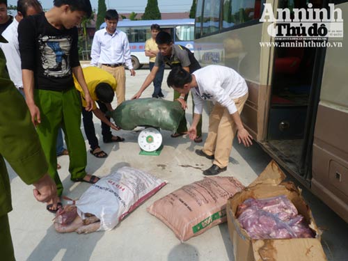 Tài xế đánh nhau, xe lòi ra 600kg thịt "bẩn" - 3