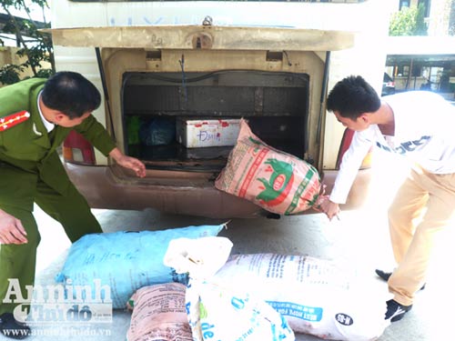 Tài xế đánh nhau, xe lòi ra 600kg thịt "bẩn" - 4