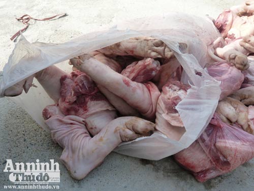 Tài xế đánh nhau, xe lòi ra 600kg thịt "bẩn" - 5