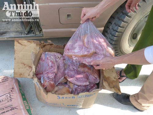 Tài xế đánh nhau, xe lòi ra 600kg thịt "bẩn" - 7