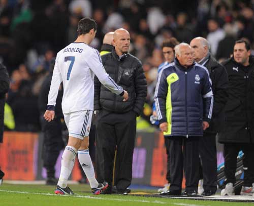 Real: Tạm biệt ngôi báu - 2