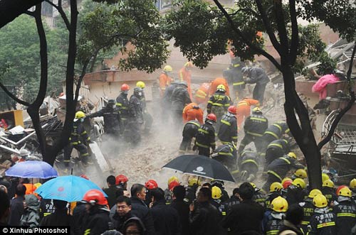 TQ: Sững sờ nhìn tòa nhà cao tầng đổ sụp - 4