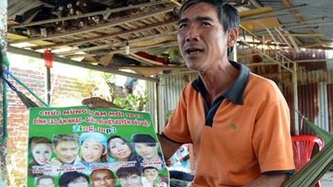 Khán giả Bến Tre đập nát sân khấu - 2