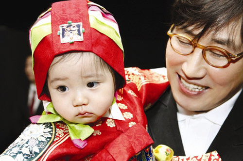 Ghen tỵ với 6 cặp đôi showbiz Hàn - 13