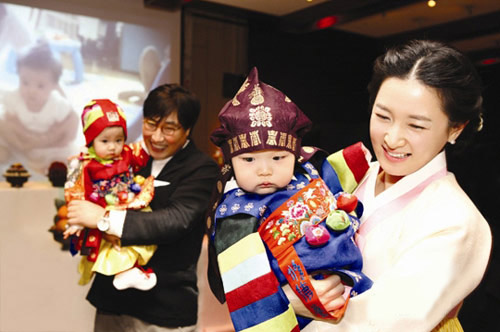 Ghen tỵ với 6 cặp đôi showbiz Hàn - 12