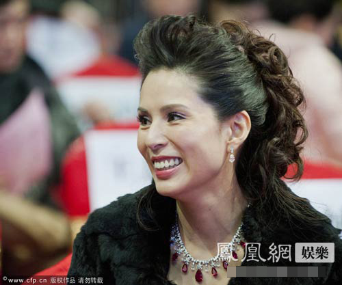 Tôn Phi Phi bị lộ tấm lót ngực - 4