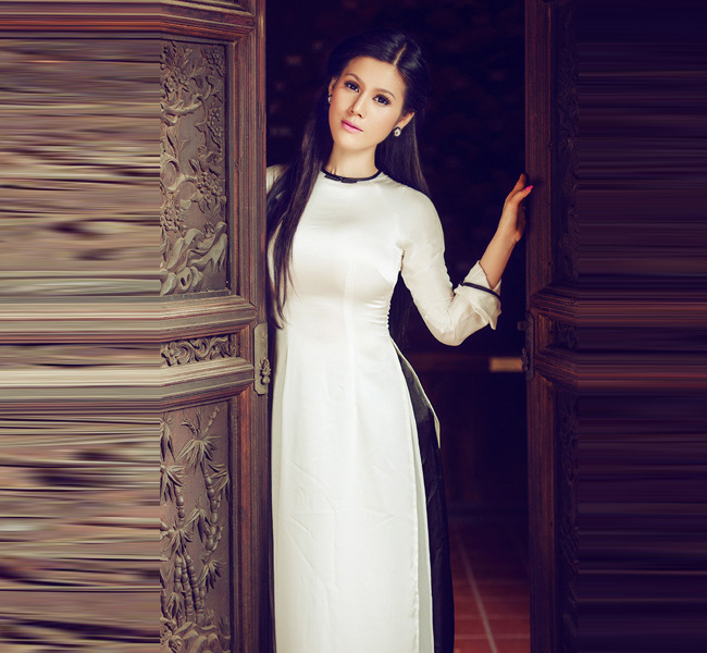 Maria Đinh Phương Ánh nền nã áo dài trắng.