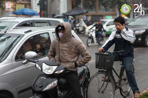 Người Hà Nội "chạy" mưa rào giữa mùa đông - 9