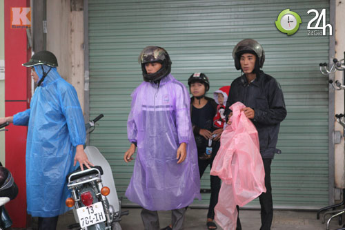 Người Hà Nội "chạy" mưa rào giữa mùa đông - 8