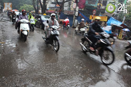 Người Hà Nội "chạy" mưa rào giữa mùa đông - 13