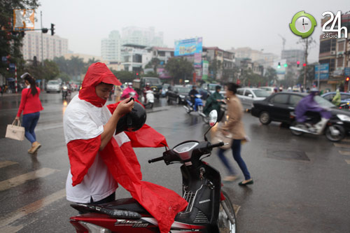 Người Hà Nội "chạy" mưa rào giữa mùa đông - 7