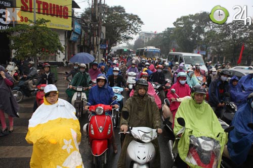 Người Hà Nội "chạy" mưa rào giữa mùa đông - 11