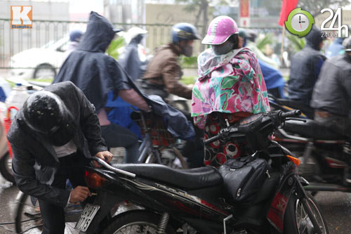Người Hà Nội "chạy" mưa rào giữa mùa đông - 2