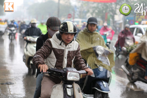 Người Hà Nội "chạy" mưa rào giữa mùa đông - 10