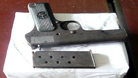 Bắt ổ nhóm chứa "kho" súng, dao, kiếm tại nhà - 2